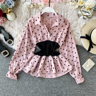 Modern női ing spitz nyakkivágással, több színű pöttyökkel