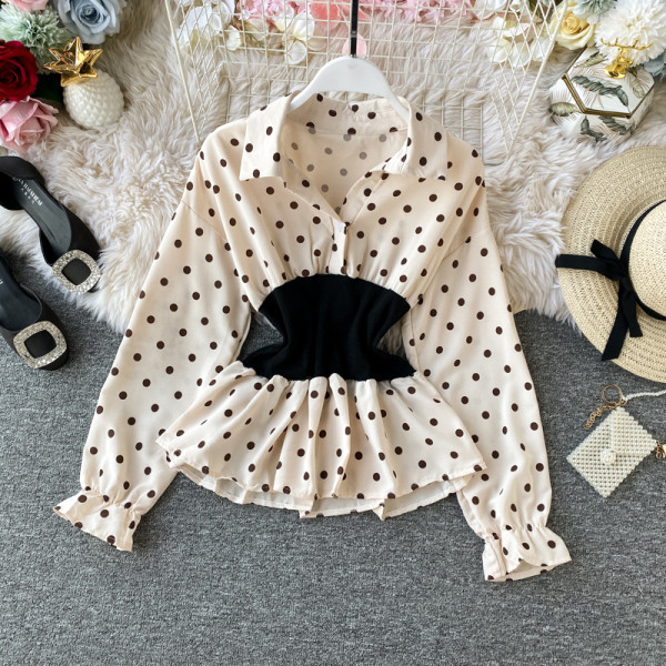 Modern női ing spitz nyakkivágással, több színű pöttyökkel