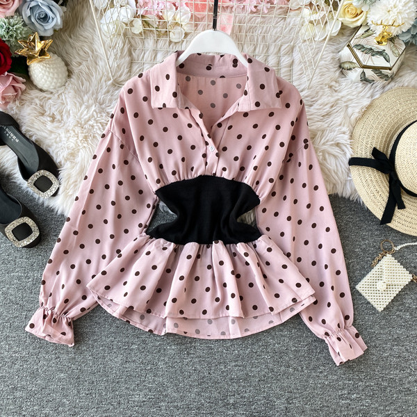 Modern női ing spitz nyakkivágással, több színű pöttyökkel