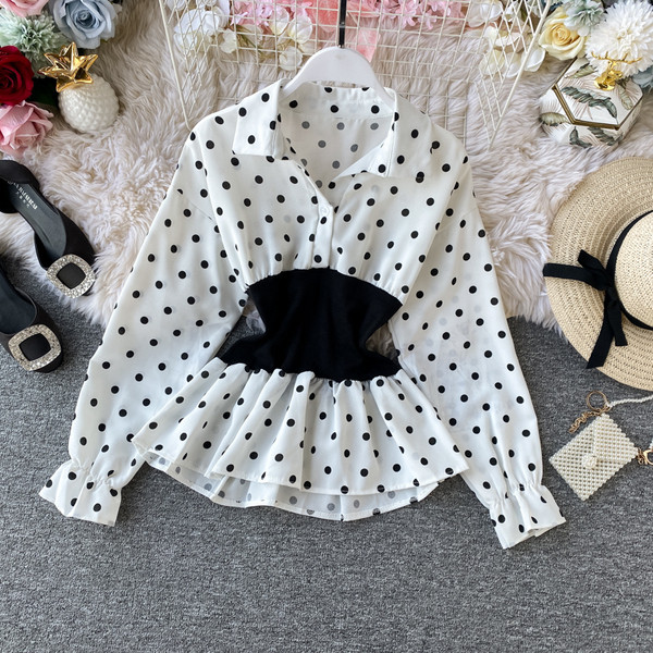 Modern női ing spitz nyakkivágással, több színű pöttyökkel