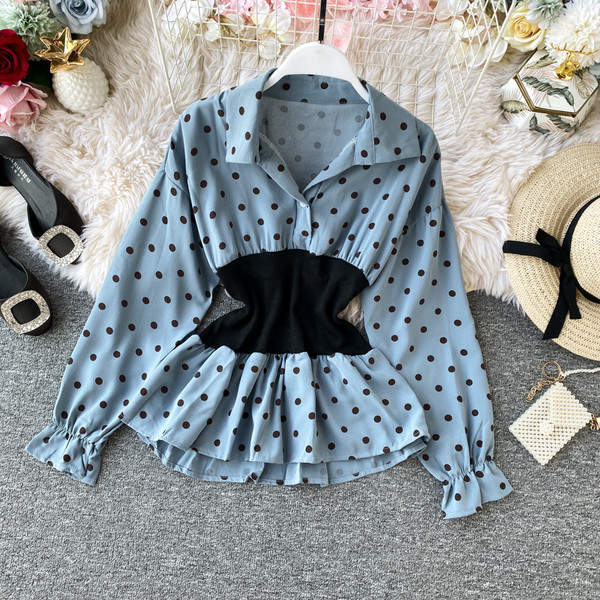 Modern női ing spitz nyakkivágással, több színű pöttyökkel