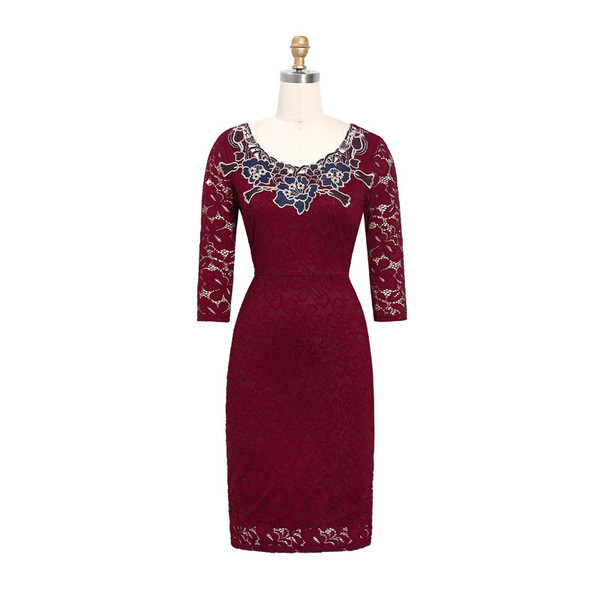 Női csipkeruha 3/4-es ujjal és spitz nyakkivágással, piros színben