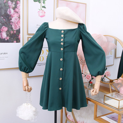 Női ruha szögletes nyakkivágással, gombokkal, széles ujjakkal több színben