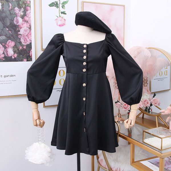 Női ruha szögletes nyakkivágással, gombokkal, széles ujjakkal több színben