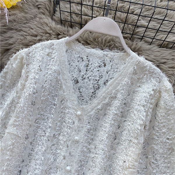 Modern női ing gombokkal és spitz nyakkivágással fehér, fekete és bézs színben