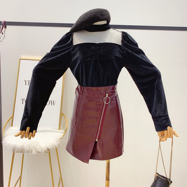 Μοντέρνα γυναικέια μπλούζα βελούδο με κολάρο σε ροζ και μαύρο χρώμα