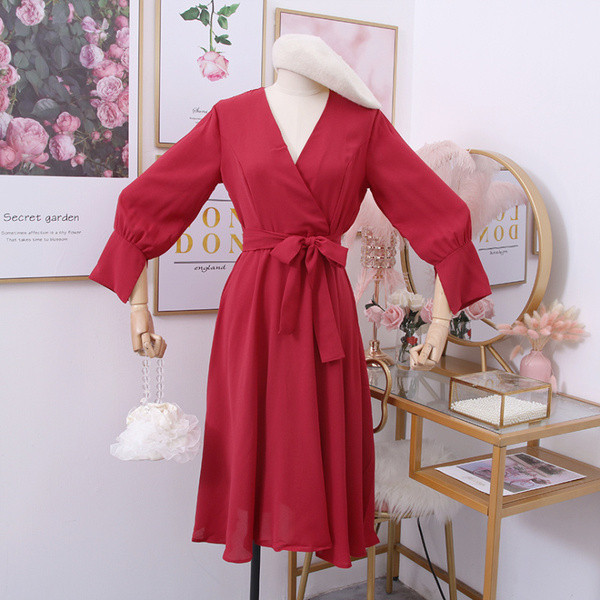 Új modell női ruha spitz nyakkivágással és övvel öt színben