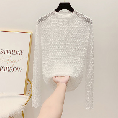 Δαντελένια μπλούζα με χαμηλό γιακά σε διάφορα χρώματα