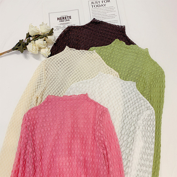 Δαντελένια μπλούζα με χαμηλό γιακά σε διάφορα χρώματα