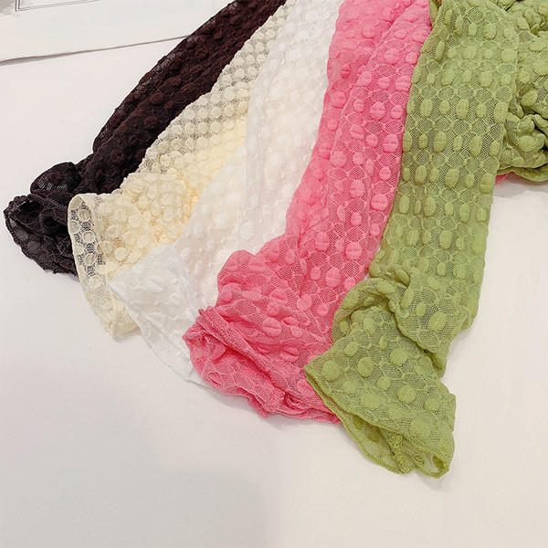 Δαντελένια μπλούζα με χαμηλό γιακά σε διάφορα χρώματα