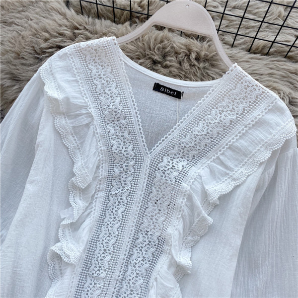 Cămașă de damă cu dantelă și decolteu spitz alb