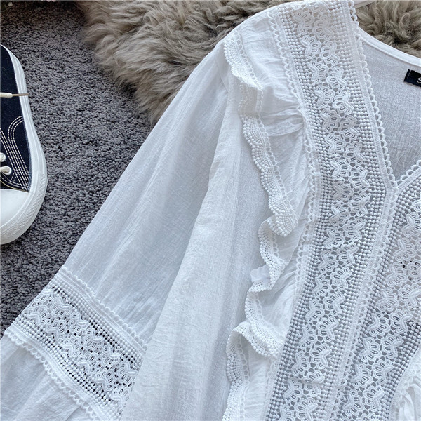 Cămașă de damă cu dantelă și decolteu spitz alb