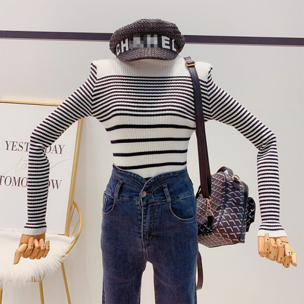 Ριγέ γυναικείο πουλόβερ  σε άσπρο και μαύρο χρώμα