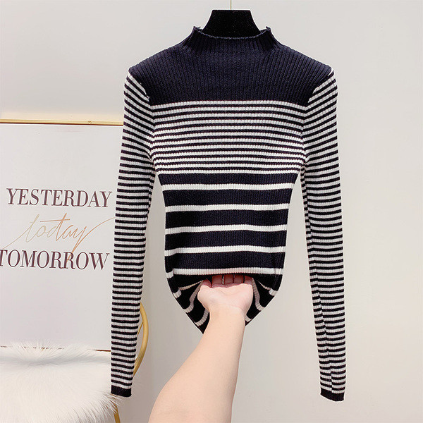 Ριγέ γυναικείο πουλόβερ  σε άσπρο και μαύρο χρώμα