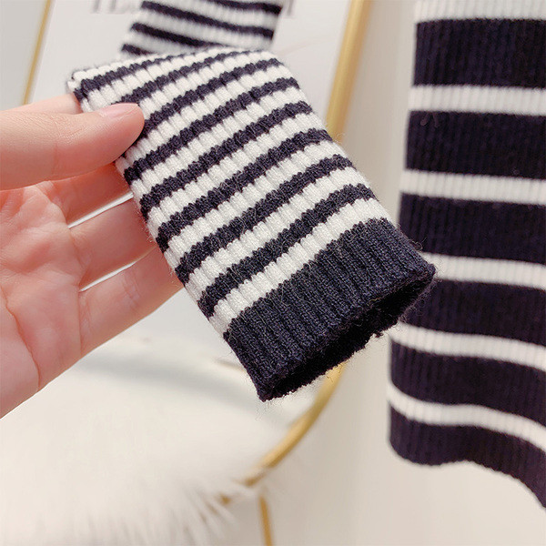 Ριγέ γυναικείο πουλόβερ  σε άσπρο και μαύρο χρώμα