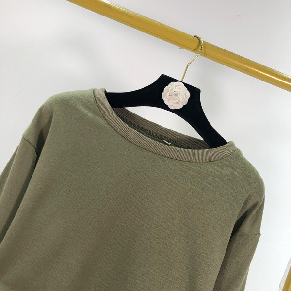 Κοντύ casual μπλούζα με ωοειδές ντεκολτέ και μακρύ μανίκι σε πράσινο χρώμα