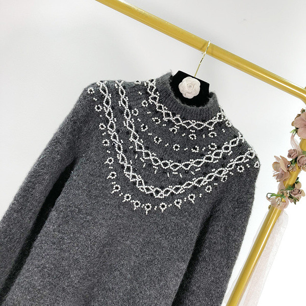 Női téli pulóver pólógallérral és szürke gyöngyökkel