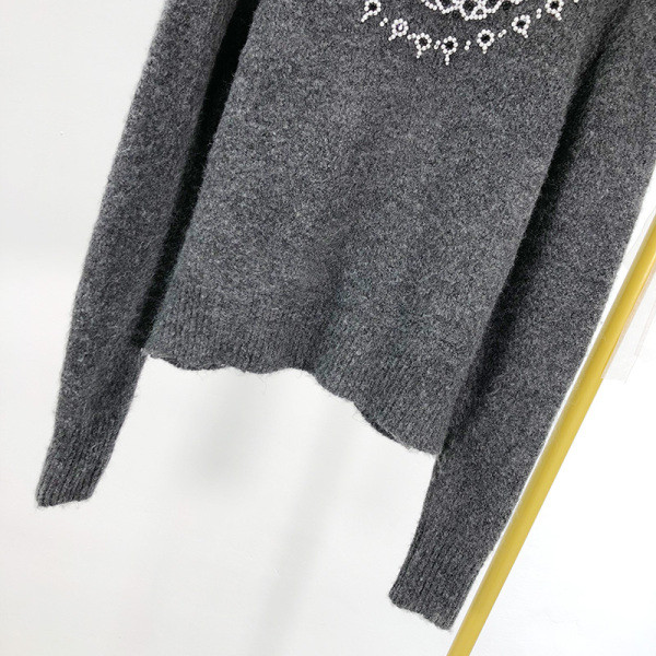 Női téli pulóver pólógallérral és szürke gyöngyökkel