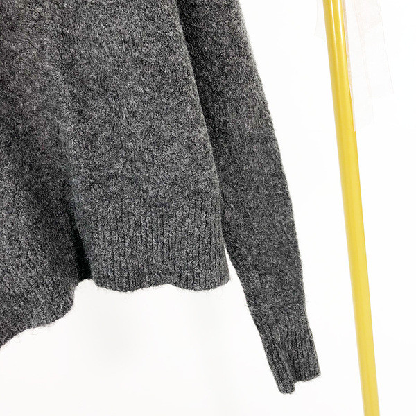 Női téli pulóver pólógallérral és szürke gyöngyökkel