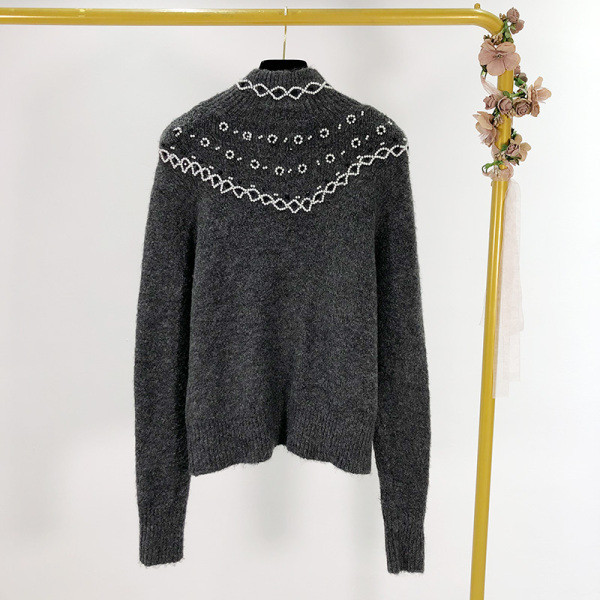 Női téli pulóver pólógallérral és szürke gyöngyökkel