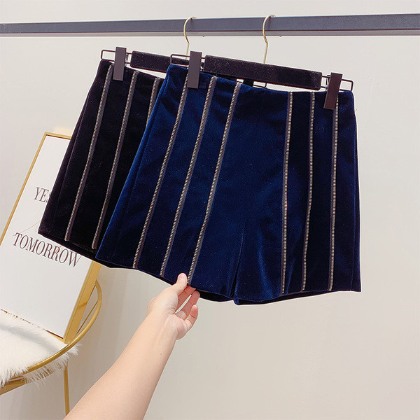 Γυναικεία χειμερινά σορτάκια βελούδινα με ψηλή μέση σε μαύρο και μπλε χρώμα