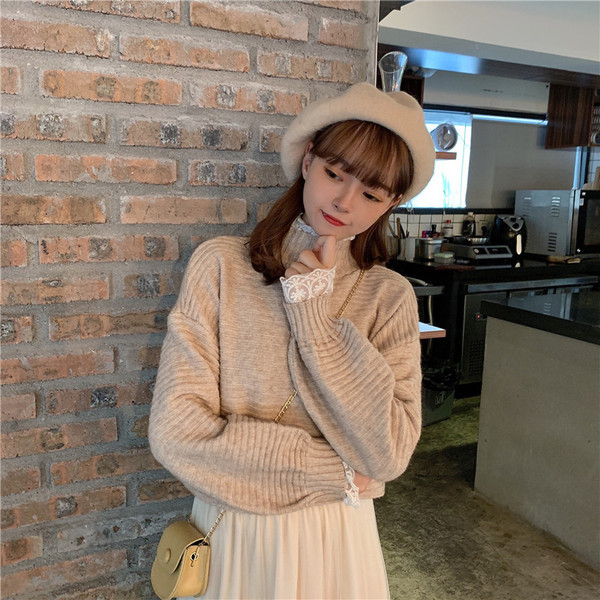 Γυναικεία casual μπλούζα σε τρία χρώματα με ψηλό κολάρο και δαντέλα