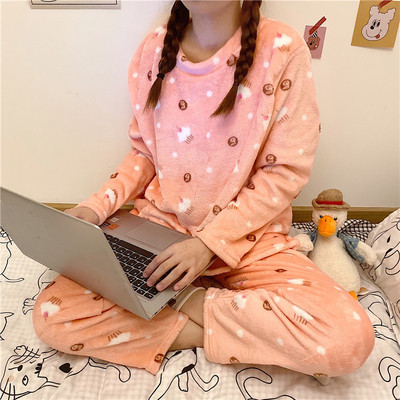 Дамска акутална пижама в розов цвят с овално деколте