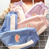 Gyermek fehérnemű új modellje rátéttel és zsebekkel négy színben lányoknak