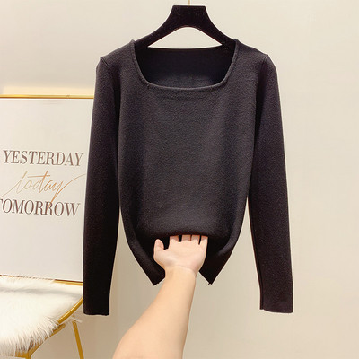 Vékony kötésből készült női pulóver szögletes nyakkivágással