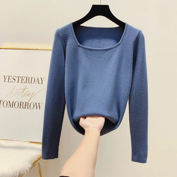 Vékony kötésből készült női pulóver szögletes nyakkivágással