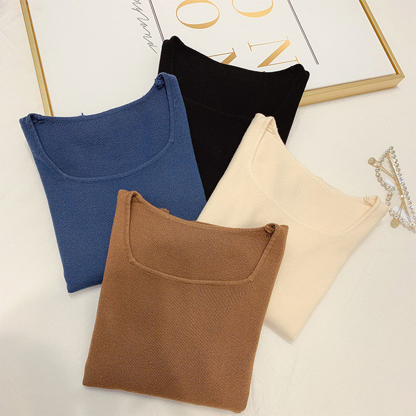 Vékony kötésből készült női pulóver szögletes nyakkivágással