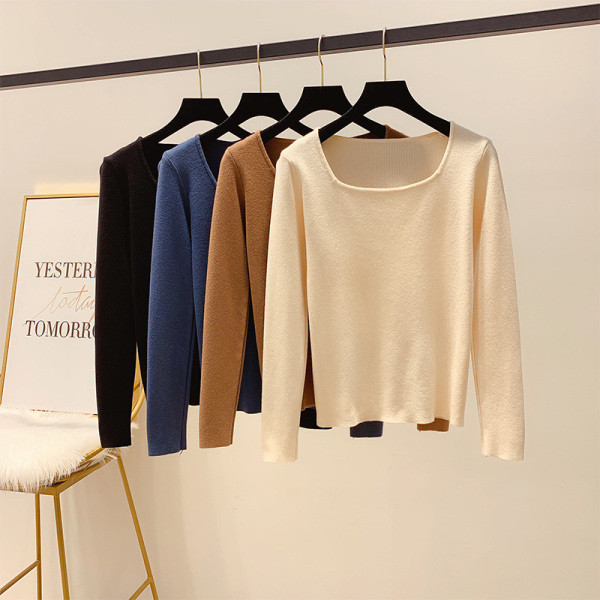 Vékony kötésből készült női pulóver szögletes nyakkivágással