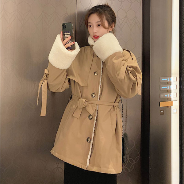 Модерно дамско дълго палто в бежов цвят с висока яка