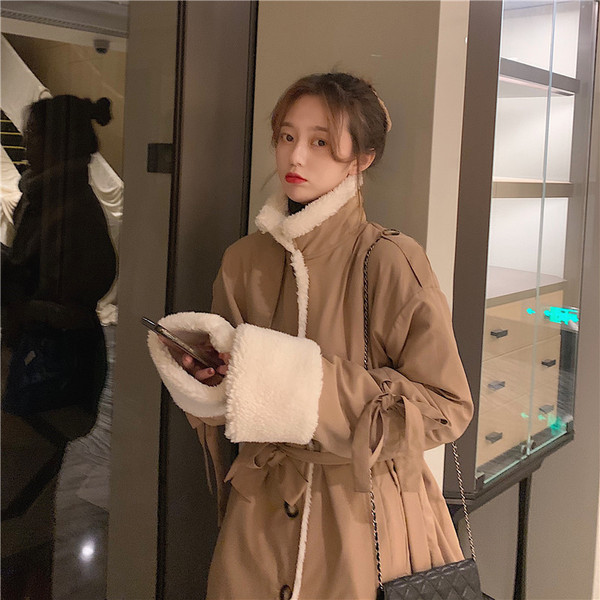 Модерно дамско дълго палто в бежов цвят с висока яка