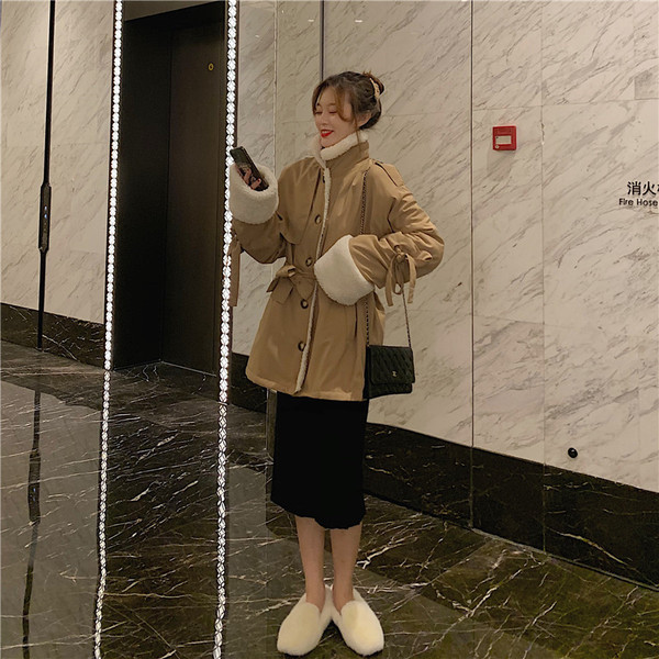 Модерно дамско дълго палто в бежов цвят с висока яка