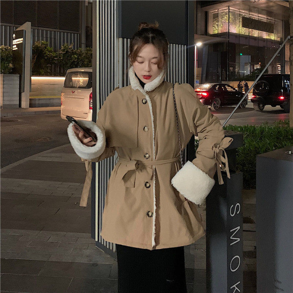 Модерно дамско дълго палто в бежов цвят с висока яка