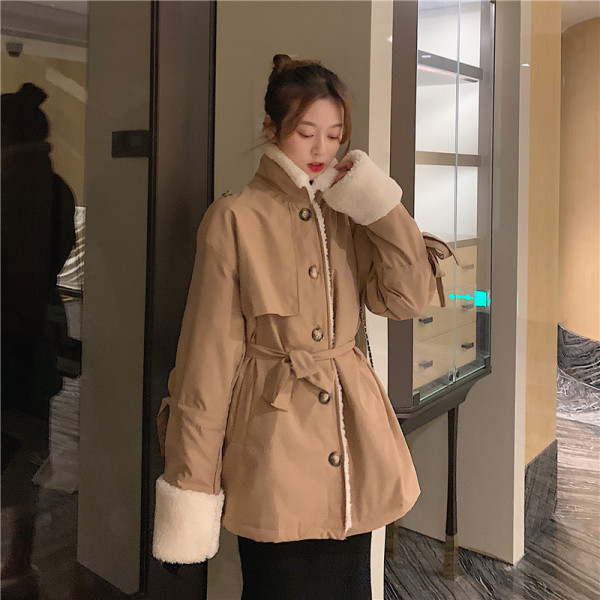 Модерно дамско дълго палто в бежов цвят с висока яка