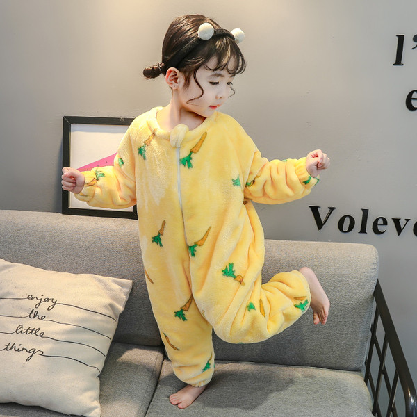 Παιδική πιτζάμα για κορίτσια σε κίτρινο χρώμα με φερμουάρ και οβάλ ντεκολτέ