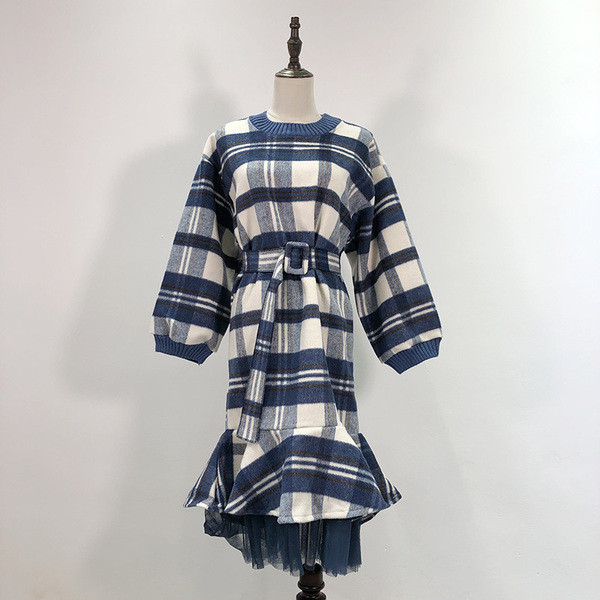 Vastag kockás ruha fürtökkel és övvel