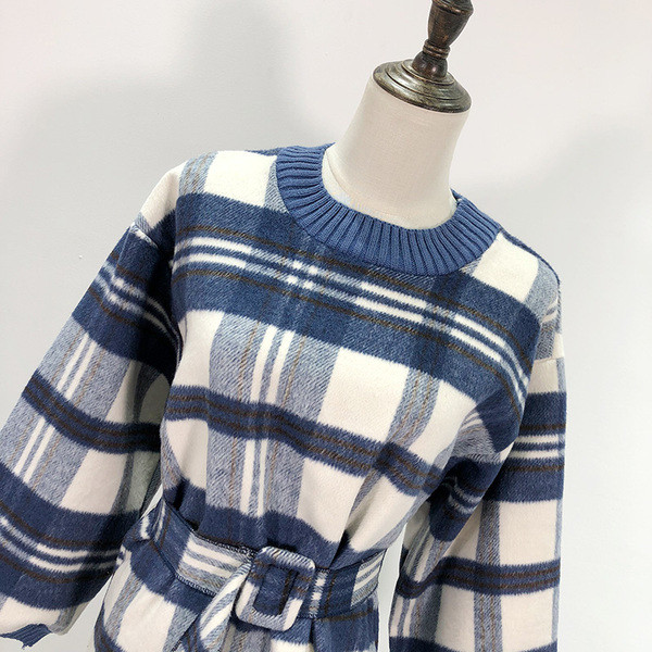 Vastag kockás ruha fürtökkel és övvel