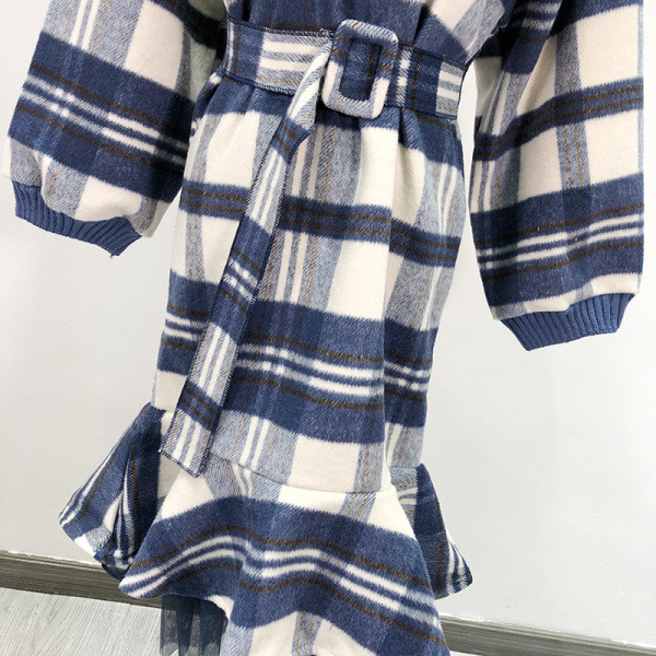 Vastag kockás ruha fürtökkel és övvel