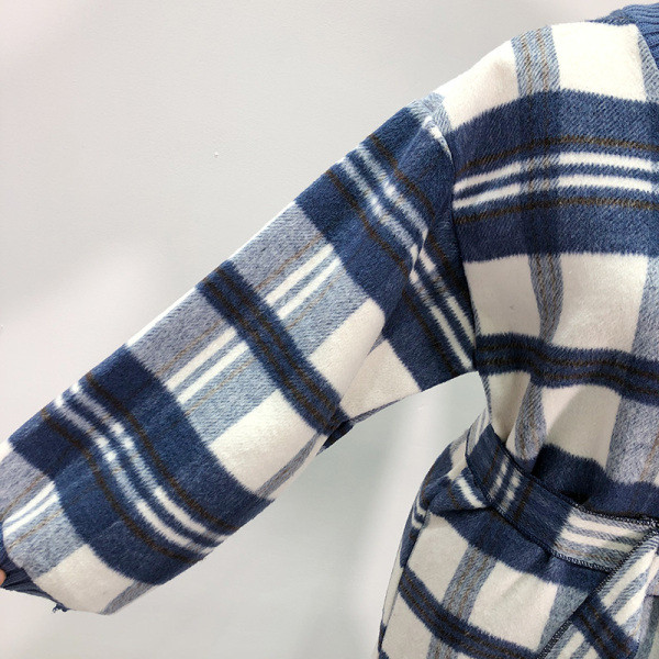 Vastag kockás ruha fürtökkel és övvel