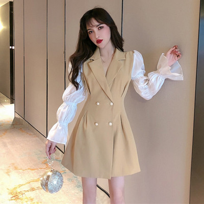 Női ruha spitz nyakkivágással, gombokkal és lótusz ujjú fekete és barna színben