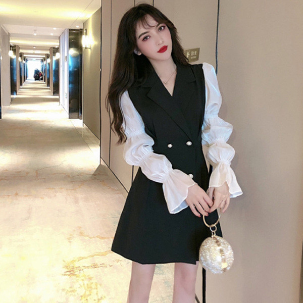 Női ruha spitz nyakkivágással, gombokkal és lótusz ujjú fekete és barna színben