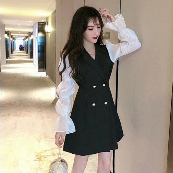 Női ruha spitz nyakkivágással, gombokkal és lótusz ujjú fekete és barna színben