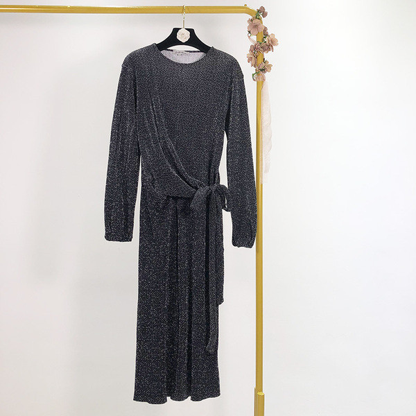 Modern testhezálló ruha derékkötővel és hosszú ujjú