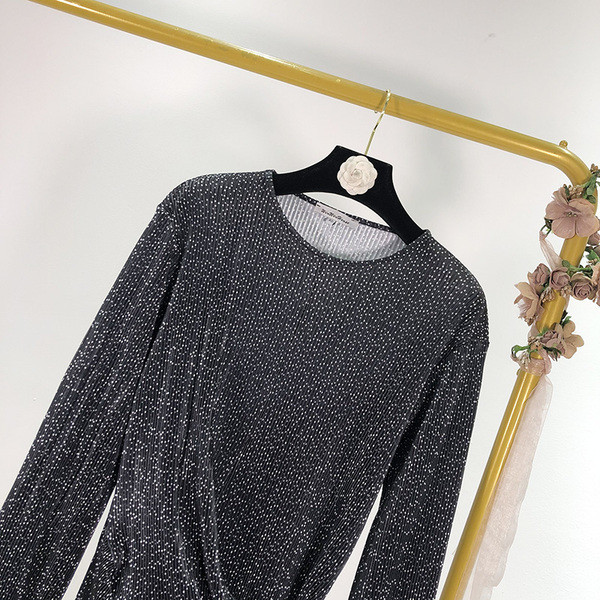 Modern testhezálló ruha derékkötővel és hosszú ujjú