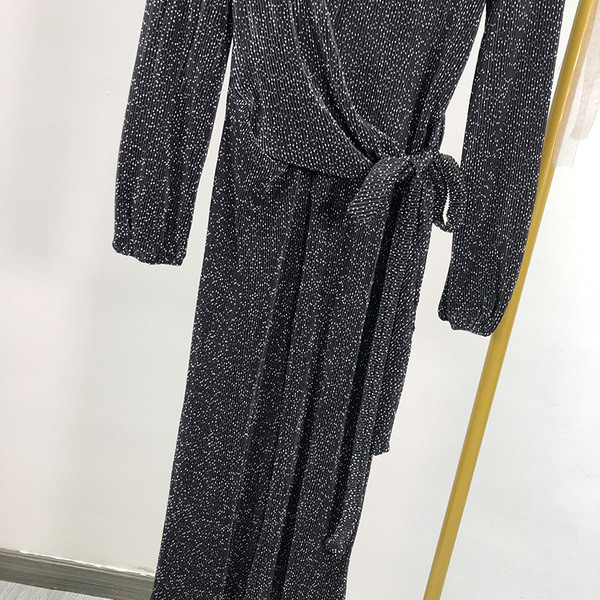 Modern testhezálló ruha derékkötővel és hosszú ujjú