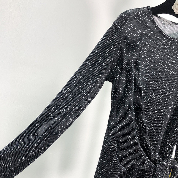 Modern testhezálló ruha derékkötővel és hosszú ujjú