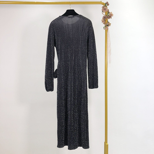 Modern testhezálló ruha derékkötővel és hosszú ujjú